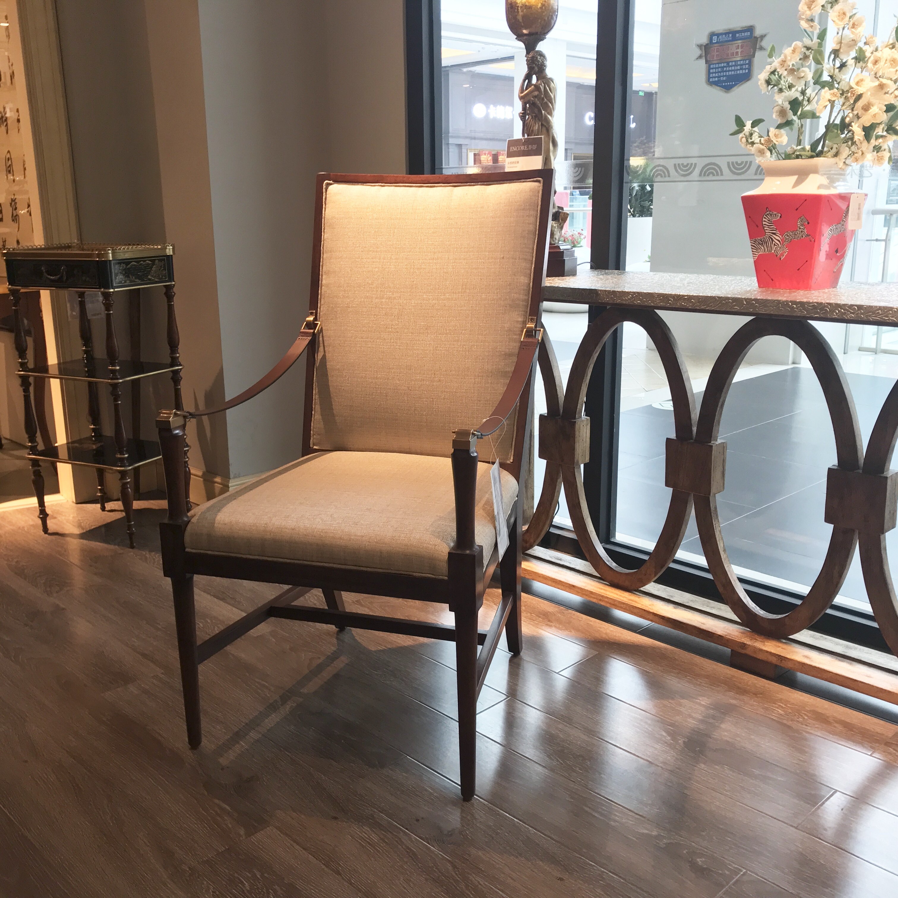 原装进口正版现货美式现代摩登棕色木架灰色布艺皮扶手铜饰餐椅