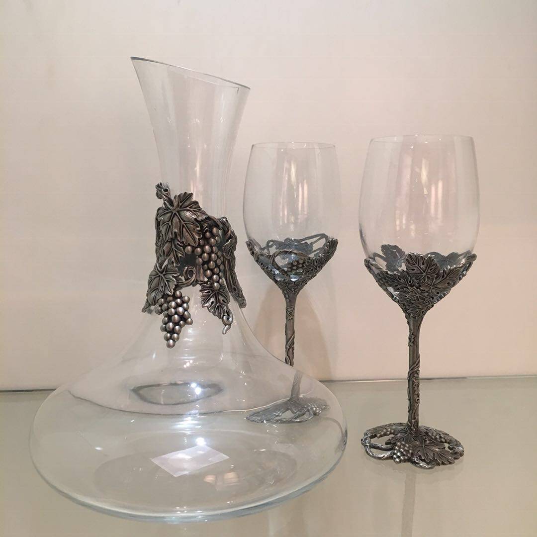 正版现货欧式精致仿银雕花镶嵌玻璃红酒醒酒器加两个高脚酒杯酒具