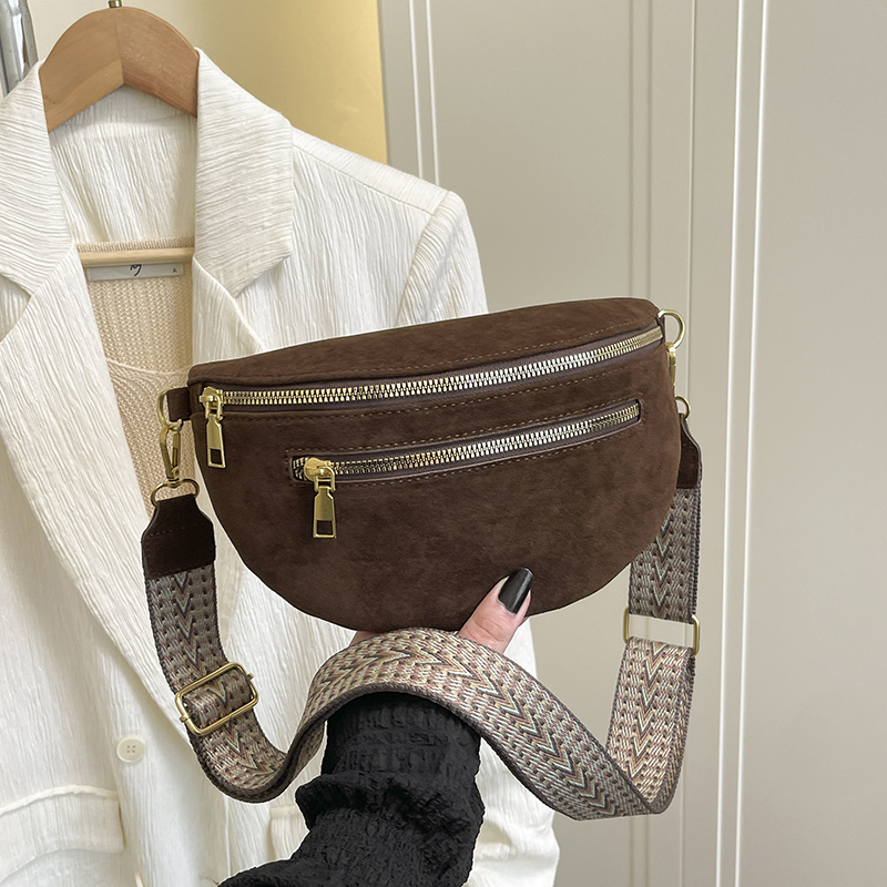 小众麂皮绒马鞍包女2025新款时尚胸包单肩斜挎包复古多拉链饺子包