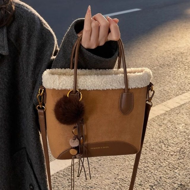 复古麂皮绒水桶包女2025新款秋冬羊羔毛质感手提单肩斜挎包手拎包,箱包皮具/热销女包/男包,水桶包,淘宝优惠券,粉丝福利购,淘宝优惠卷