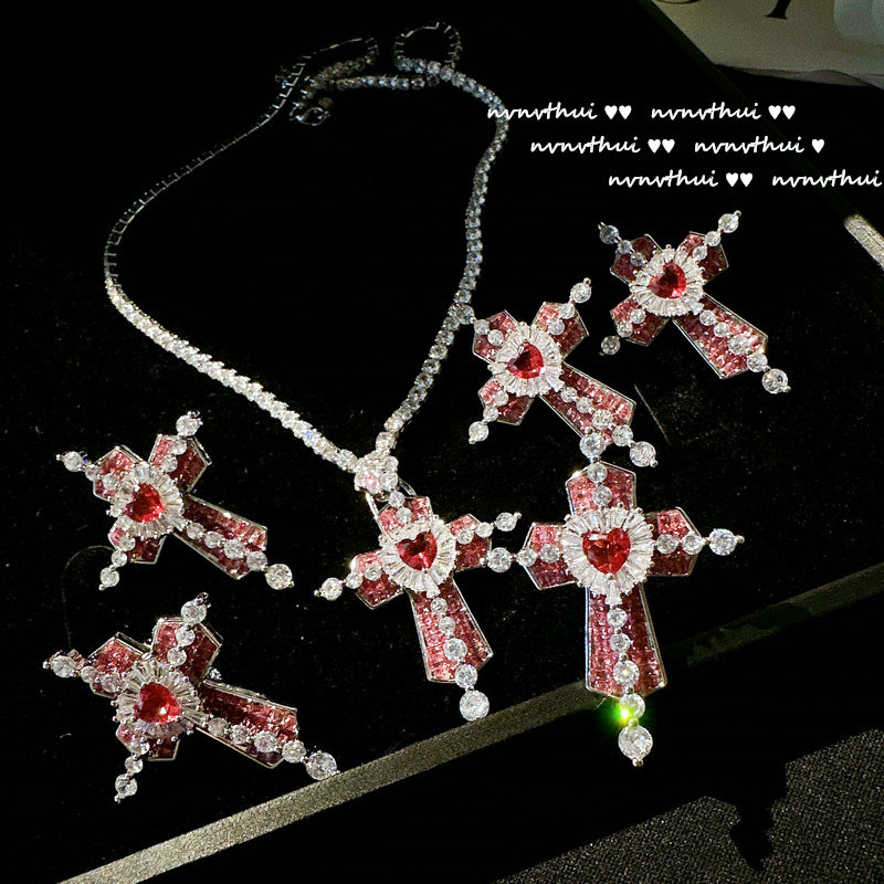 卡戴珊爱心宝石十字架耳环古董感