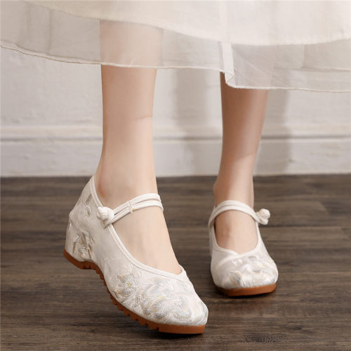 中国风绣花鞋搭配旗袍汉服的鞋子