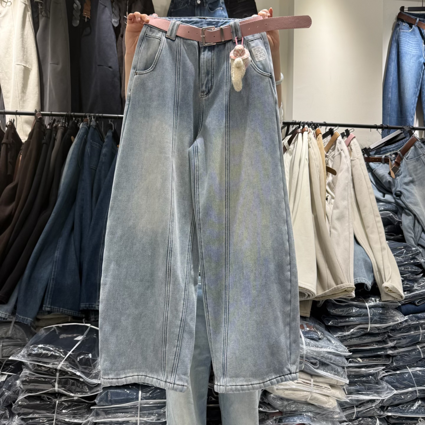 浅蓝色小熊挂件宽松阔腿牛仔裤女