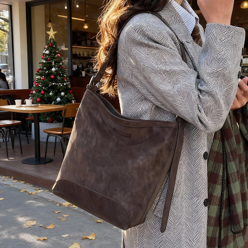 2025新款百搭通勤腋下包包女简约文艺复古斜挎包通勤单肩水桶包