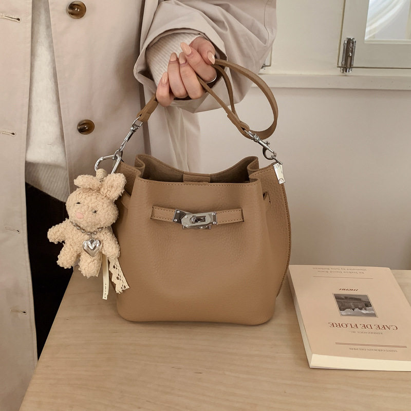 百搭质感水桶包休闲老钱风单肩腋下包女2026小众通勤斜挎凯莉包,箱包皮具/热销女包/男包,水桶包,淘宝优惠券,粉丝福利购,淘宝优惠卷