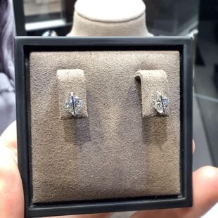 S925纯银轻奢高级感单颗裸钻耳钉跳动独钻高碳钻耳饰小众设计气质