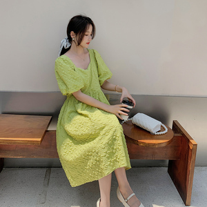 绿色泡泡袖蓬蓬连衣裙女夏2023年新款压皱法式复古少女感小众裙子图片