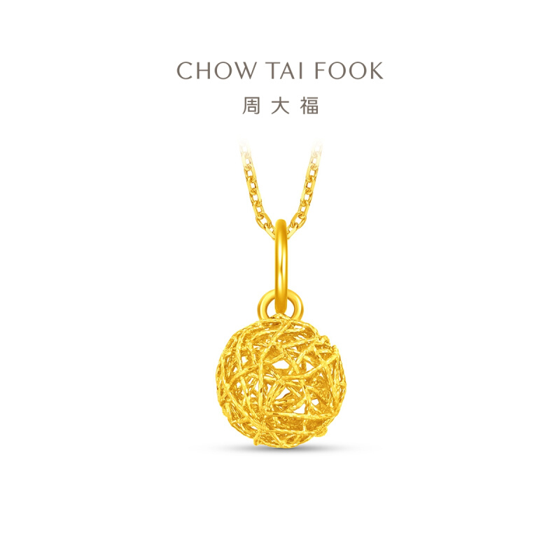 周大福玲珑圆满花丝黄金吊坠