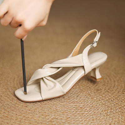 超软交叉带踩屎感凉鞋女细跟软底