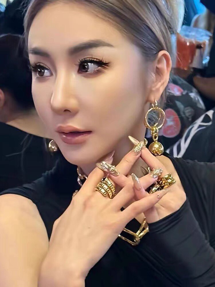 泰国小众设计款金色长款球球耳环女网红气质简约耳圈耳扣耳夹耳饰