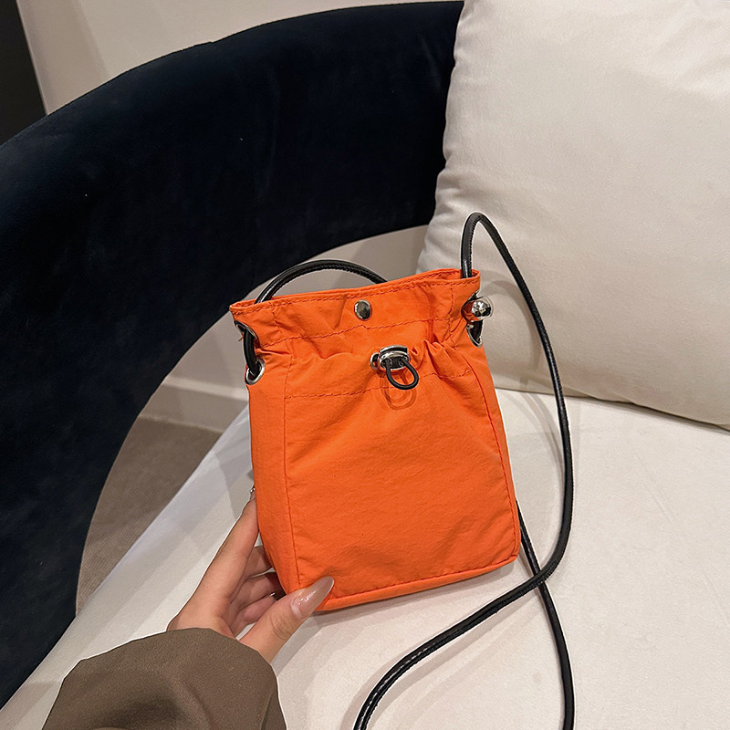 日系极简风百搭手机包包女2025新款轻薄水洗布小包单肩斜挎零钱包