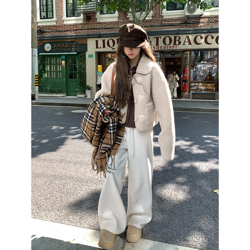 荒荒家奶油牛角扣短毛外套