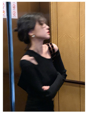 黑色斜肩露肩长袖针织毛衣女