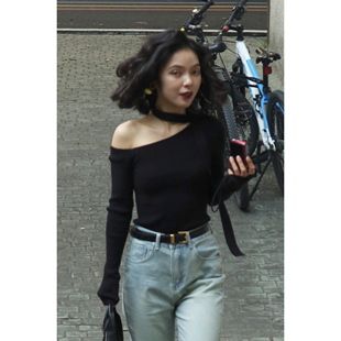 别致纯欲斜肩飘带长袖针织衫女秋季性感露肩挂脖气质锁骨打底上衣