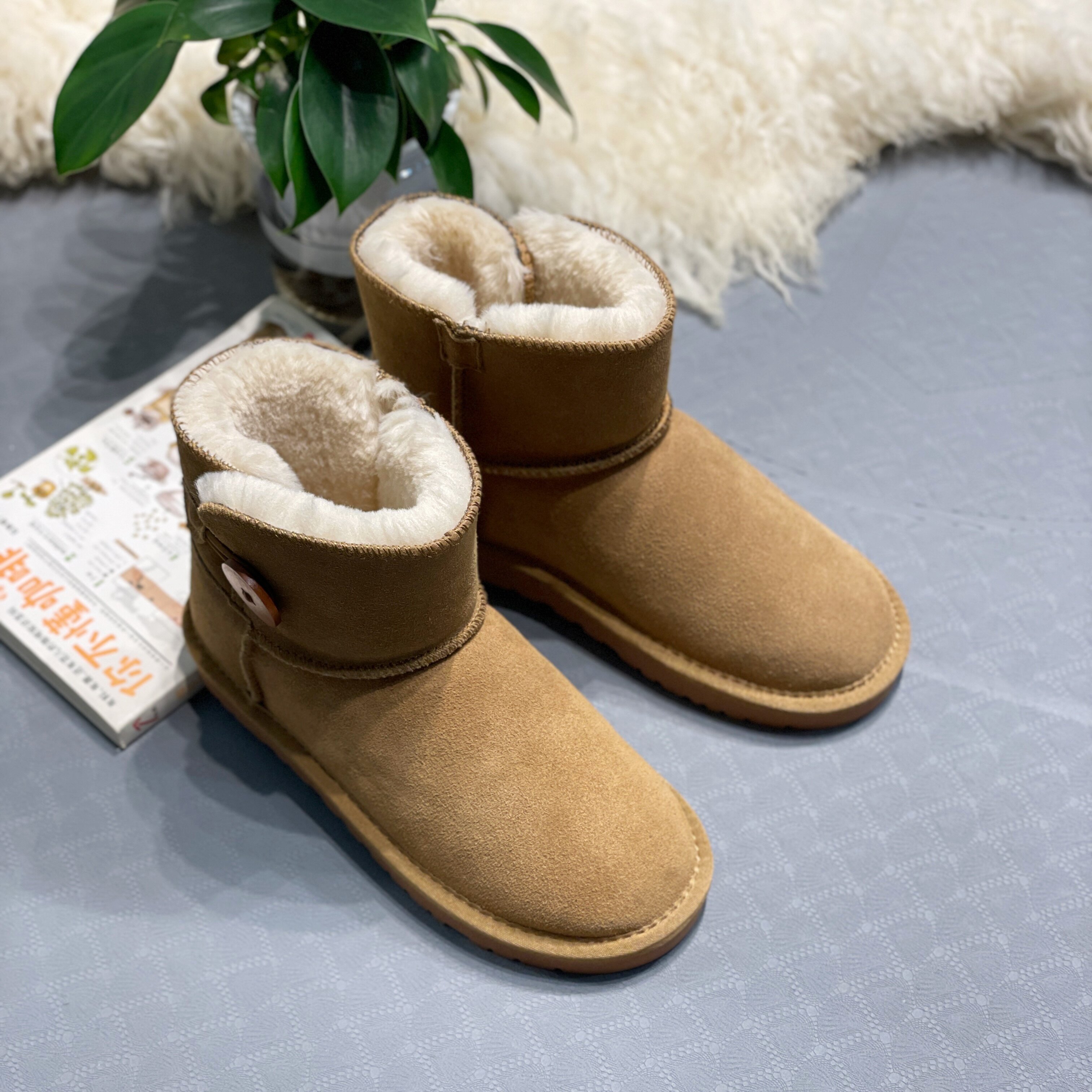 桑坡纽扣羊皮毛一体短筒雪地靴女时尚雪地靴