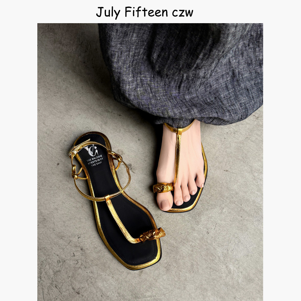 度假风简约金色一字带凉鞋女2026夏季新款2cm低跟套趾沙滩凉鞋