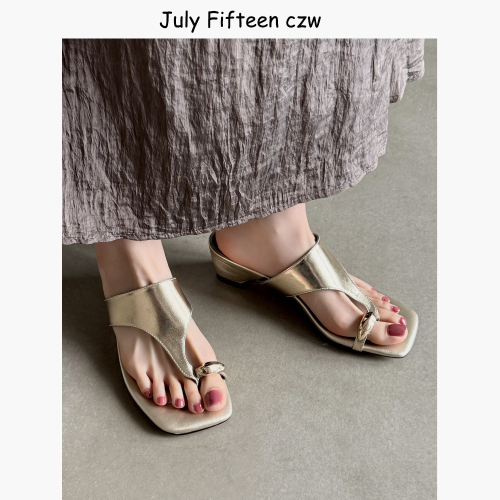 法式方头粗跟金属扣夹趾一字拖鞋女夏外穿2026新款百搭度假风凉鞋