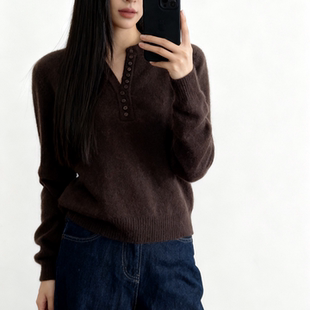 老钱风V领纽扣针织衫女长袖宽松通勤毛衣深棕色上衣咖色