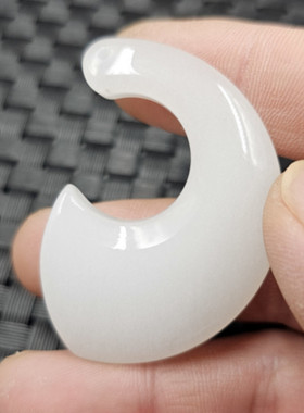 新疆和田白玉弯型玉石挂件