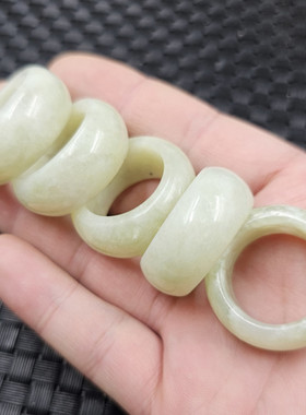 淡绿色岫玉戒指加宽大号