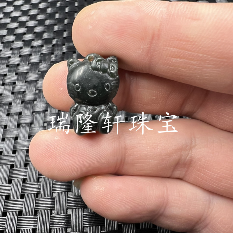 新款精美 新疆和田墨玉卡通猫挂件 墨绿蛇纹石玉吊坠项链玉石挂件