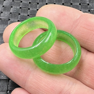 玉石戒指碧绿色戒指石英岩玉戒指果绿色戒指玉跑环玉手饰玉指环