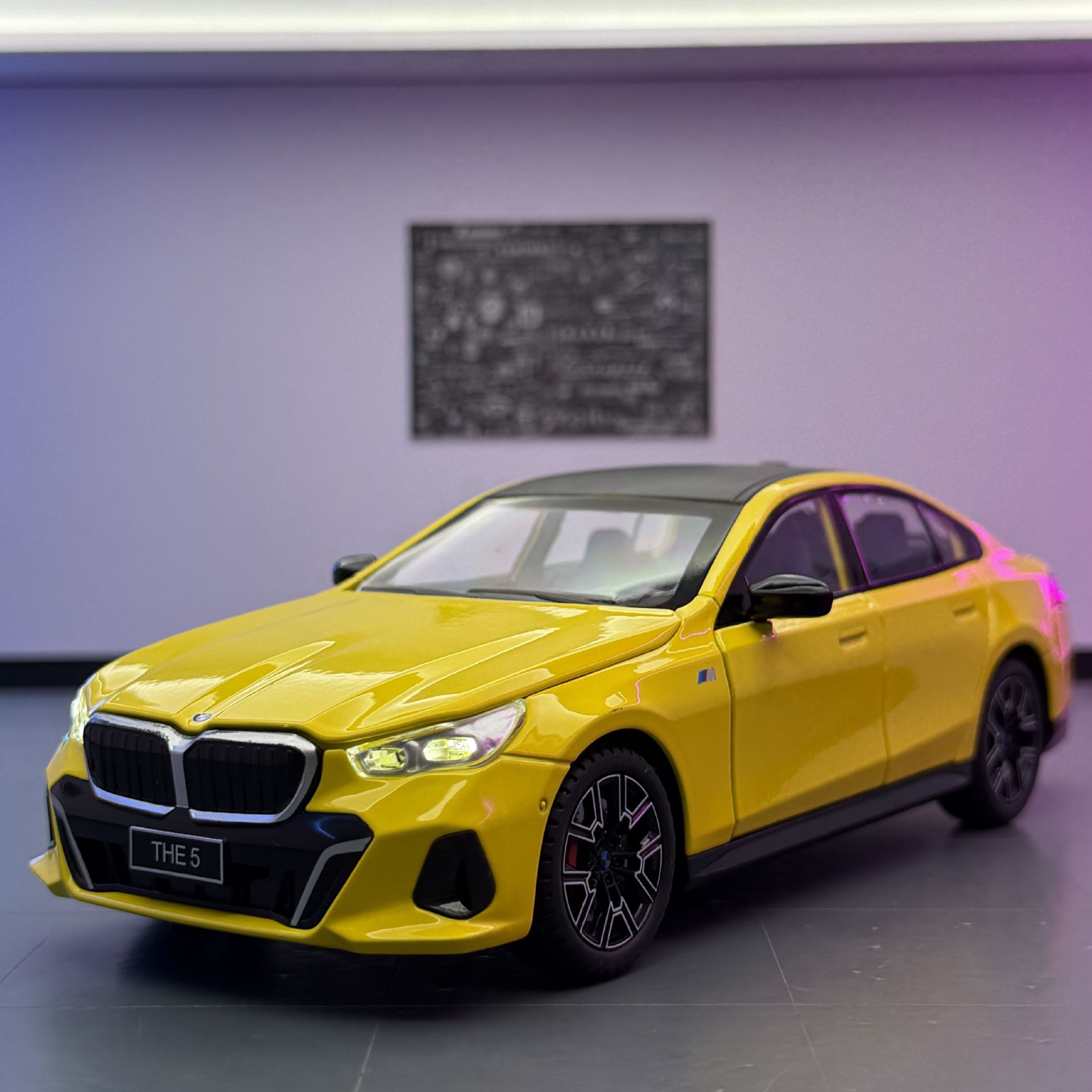 新奥车模1:24仿真宝马5系530li合金跑车模型摆件儿童玩具汽车收藏