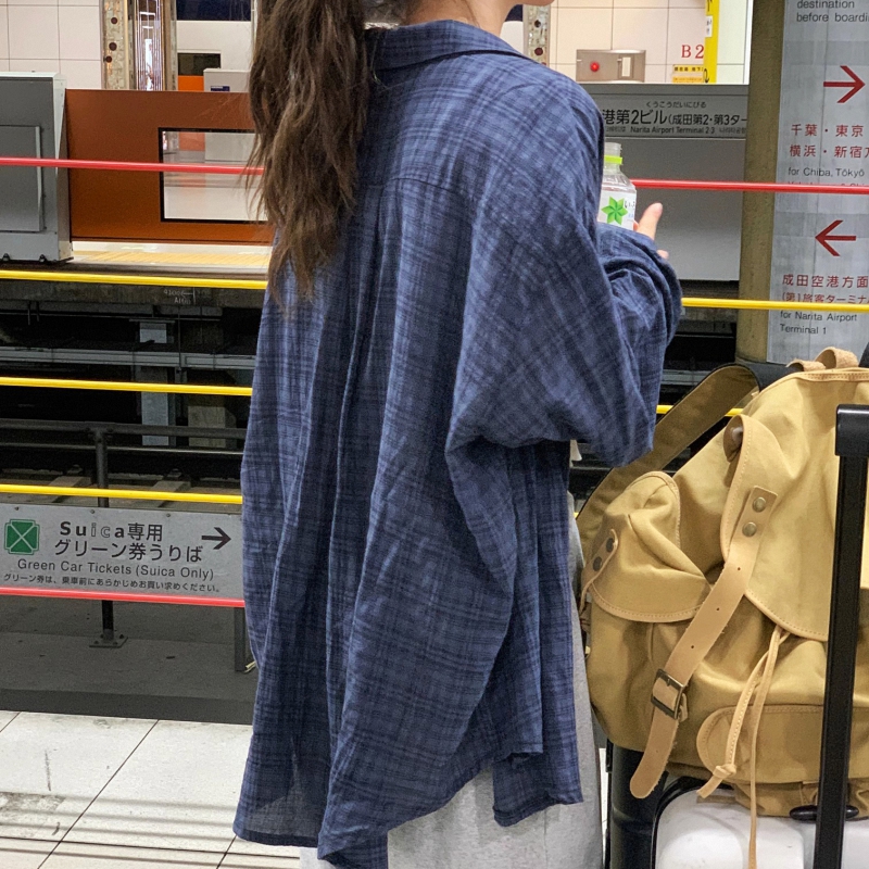 批发复古宽松防晒格纹褶皱薄衬衫