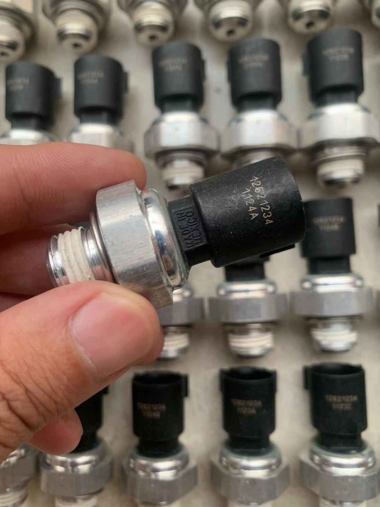 悍马H2机油压力传感凯雷德GMC机油压力传感器机油感应塞12621234