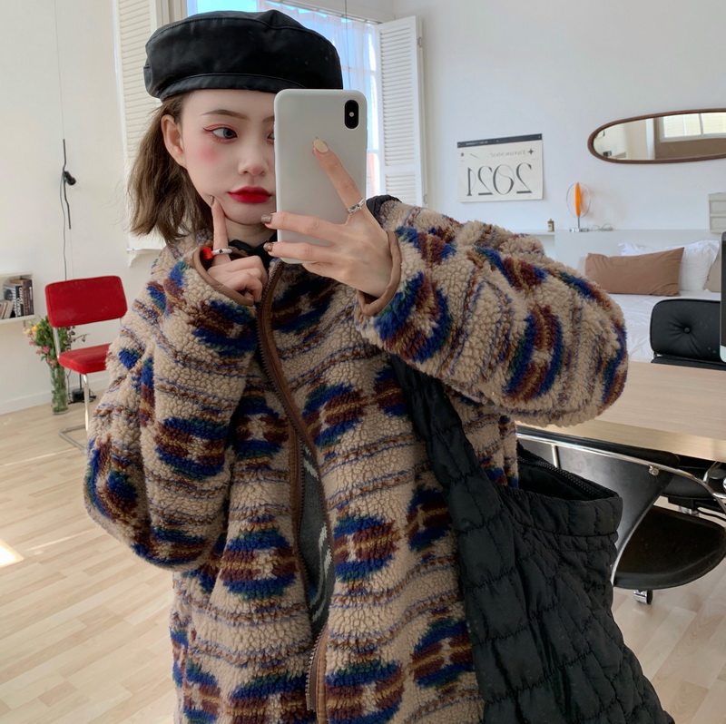 Real shot of this year's popular pop pattern Plush coat women's thickened wool short student coat