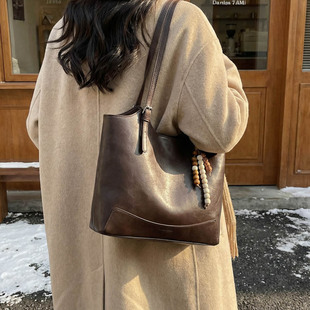 复古包包大容量女通勤包2025新款 简约腋下包百搭单肩托特包 冬季