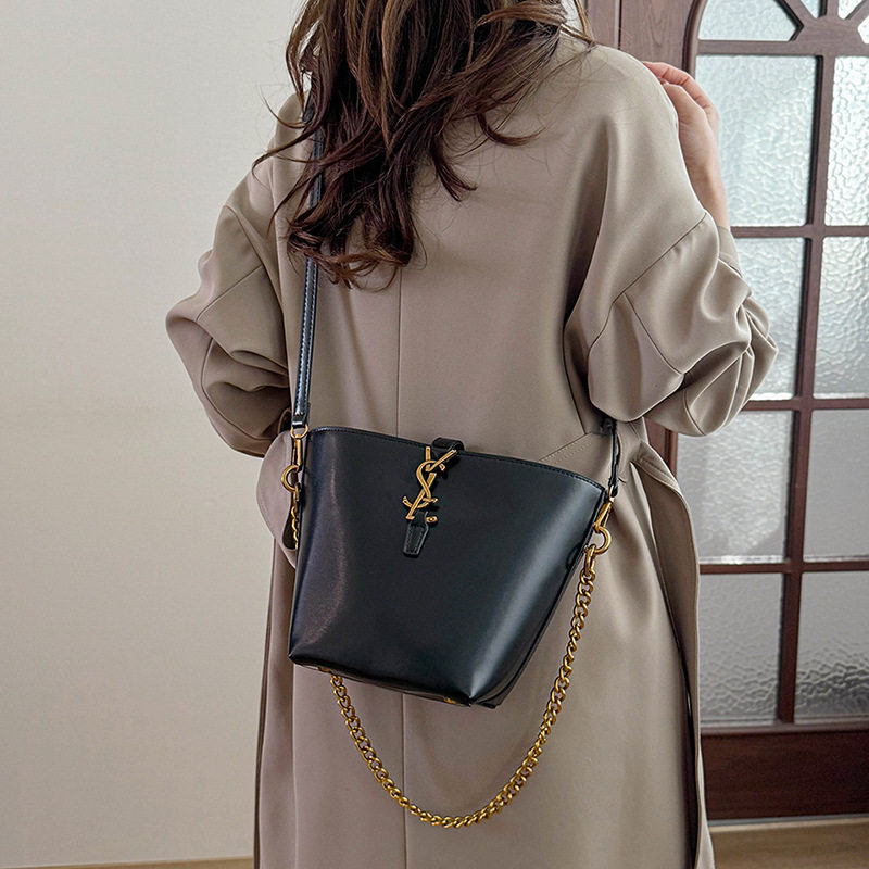 时尚女包2026年新款简约水桶包链条手提单词包热销斜挎包包,箱包皮具/热销女包/男包,水桶包,淘宝优惠券,粉丝福利购,淘宝优惠卷