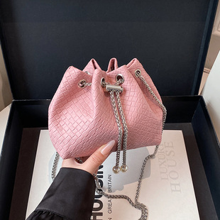 感流苏抽绳水桶包女2025新款 亮面漆皮鳄鱼纹通勤包链条斜挎包