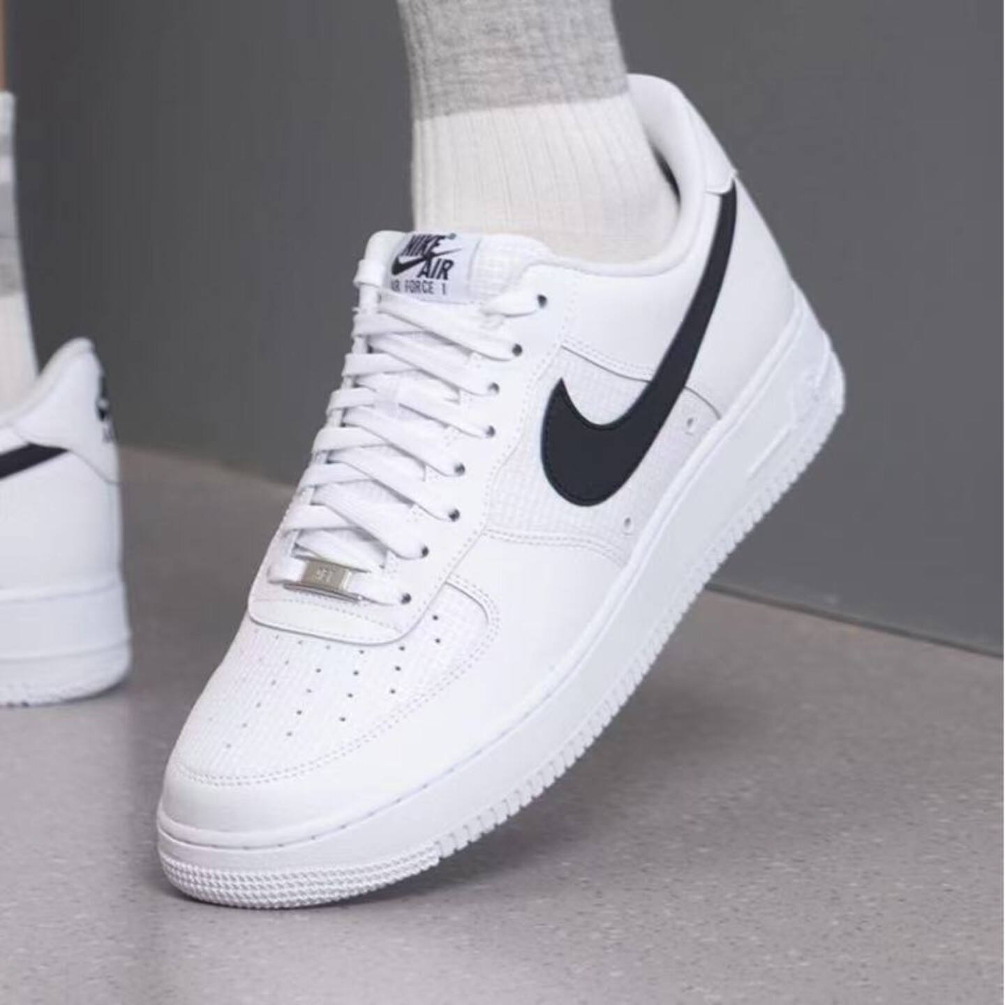 耐克AF1白黑低帮轻便板鞋