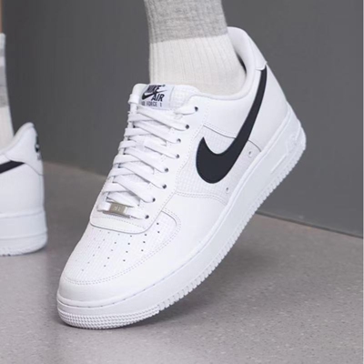 耐克AF1白黑低帮轻便板鞋