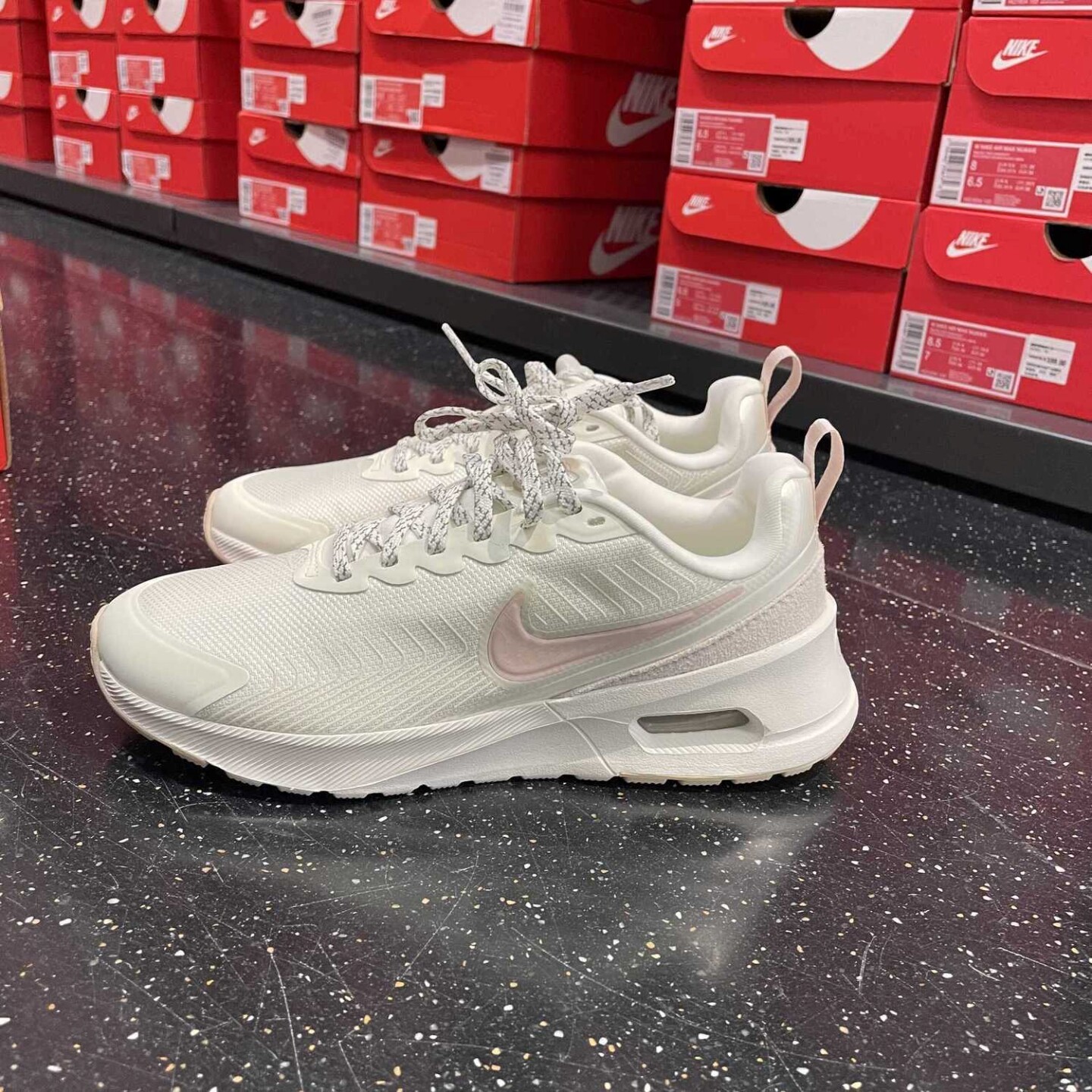 Nike Air Max Nuaxis 女款白浅粉色舒适耐穿透气跑步鞋HQ1834-102