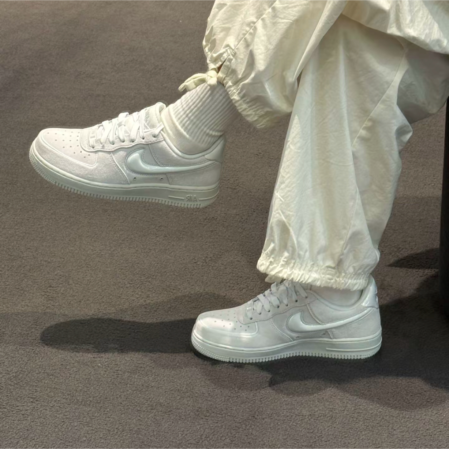 耐克女款AF1翻毛皮勾板鞋
