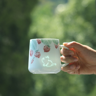 简约釉下彩手绘草莓猫景德镇陶瓷可爱水杯咖啡杯女生礼物喝水杯子