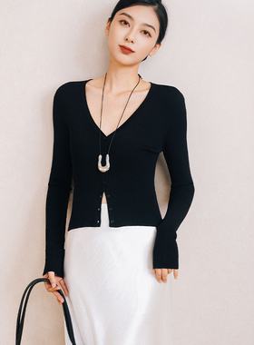 chris小倩心型V领短款长袖针织开衫女纯欲修身显瘦黑色打底上衣女