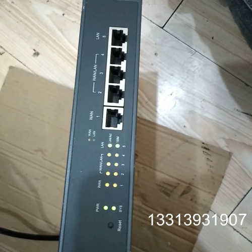 TP-LINK   TL-R478+,通电正常。成色如图，售议价也可维修