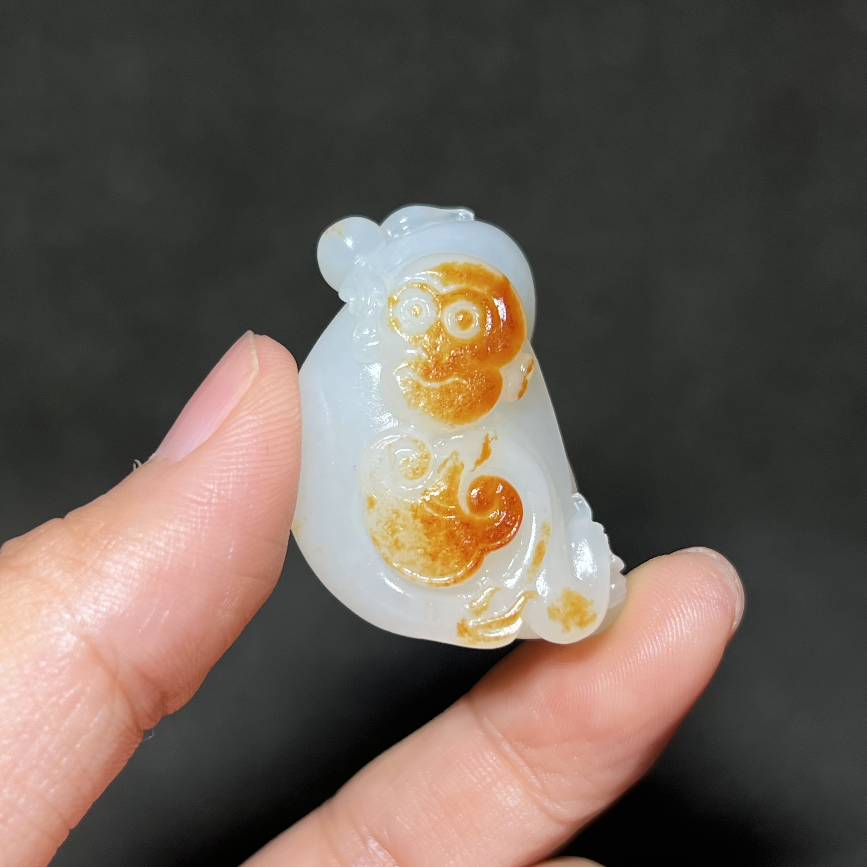 新疆和田玉红皮籽料生肖猴吊坠苏工精品男女款玉器挂件玉佩