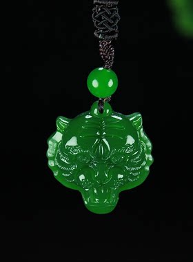 新疆和田玉碧玉虎头挂件菠菜绿生肖老虎吊坠天然玉石项链虎牌玉佩