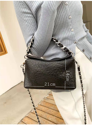 头层牛皮斜挎包爆款泡泡羊皮小方包粗链条真皮单肩牛皮逛街机车包