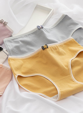 4条女三角内裤Four pairs of student triangle pants, underwear