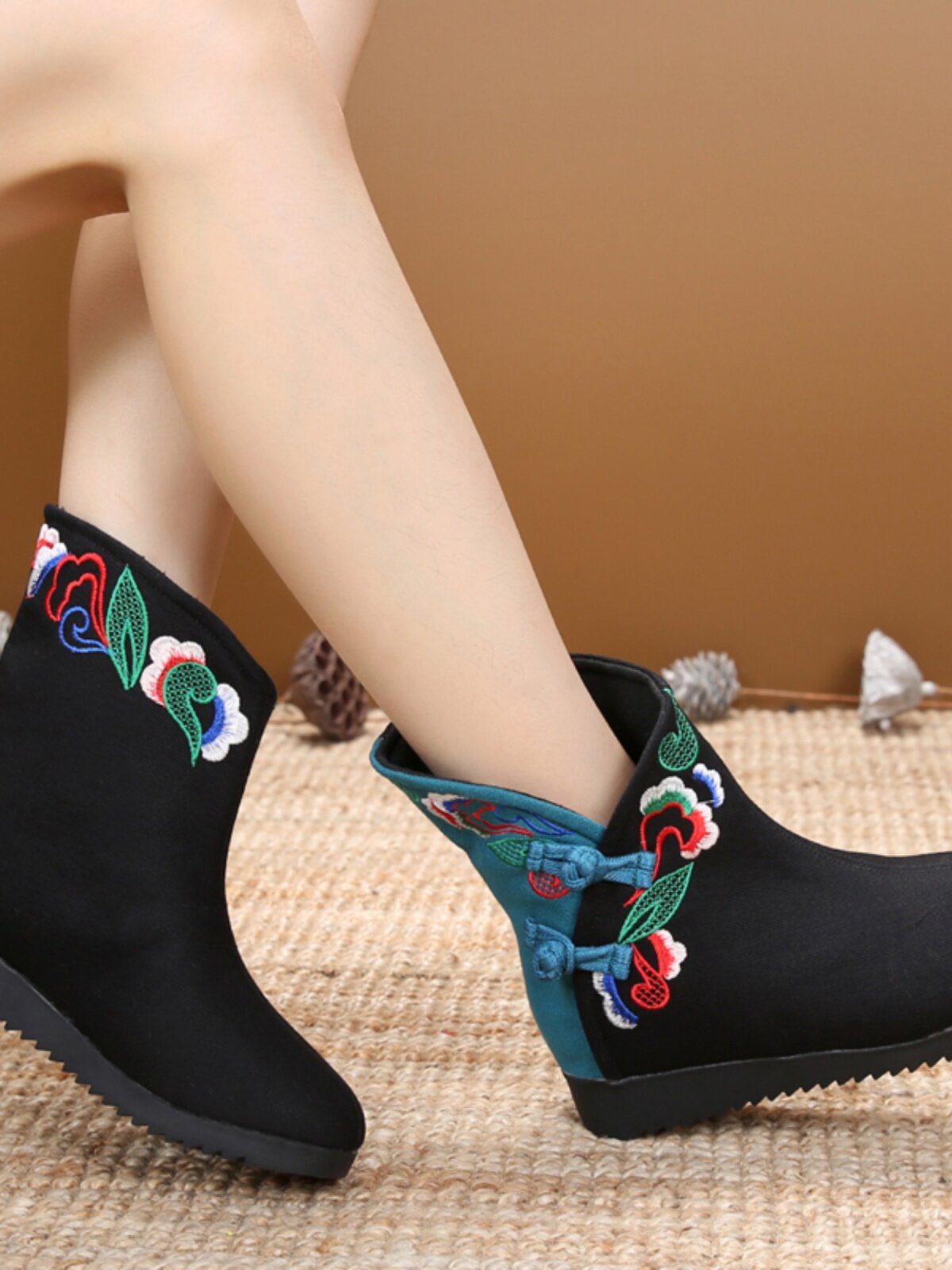 SPRING AND AUTUMN SINGLE BOOTS WOMENS BOOTS ETHNIC STYLE EMBROIDERED SHOES RETRO OLD BEIJING FLAT CLOTH BOOTS CHINESE STYLE LOW HEEL WOMENS BOOTS