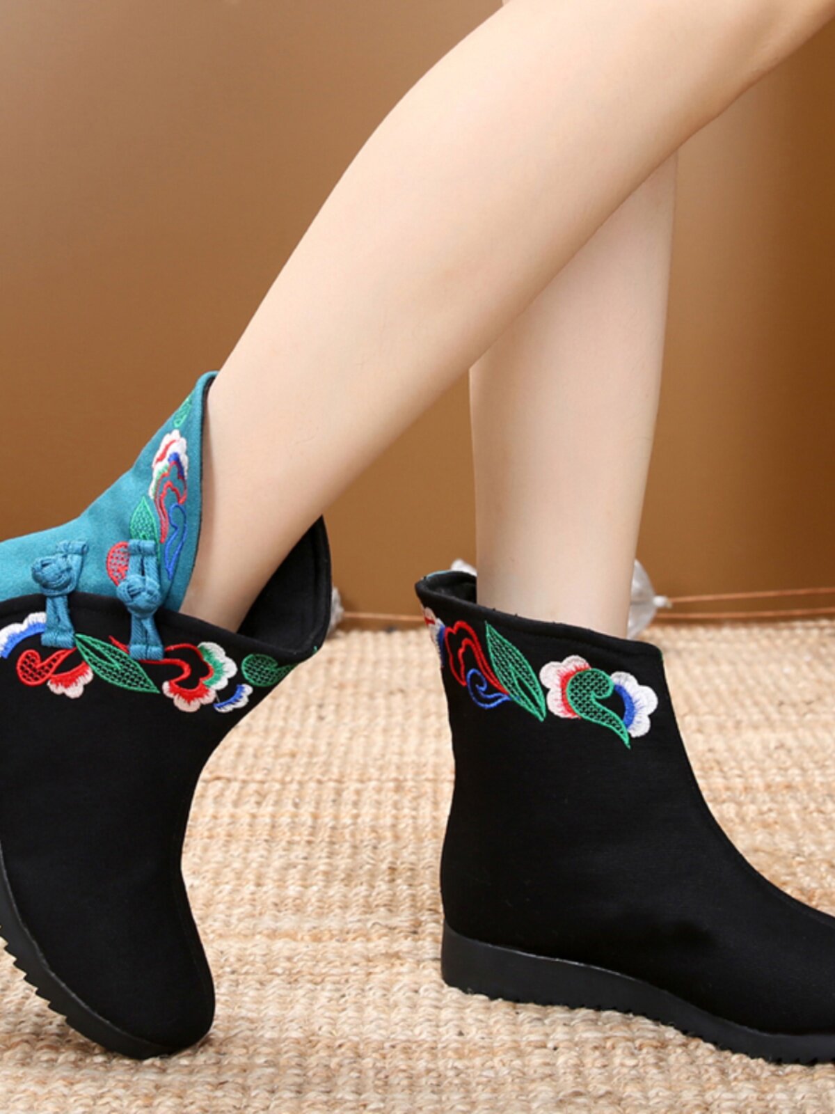 SPRING AND AUTUMN SINGLE BOOTS WOMENS BOOTS ETHNIC STYLE EMBROIDERED SHOES RETRO OLD BEIJING FLAT CLOTH BOOTS CHINESE STYLE LOW HEEL WOMENS BOOTS
