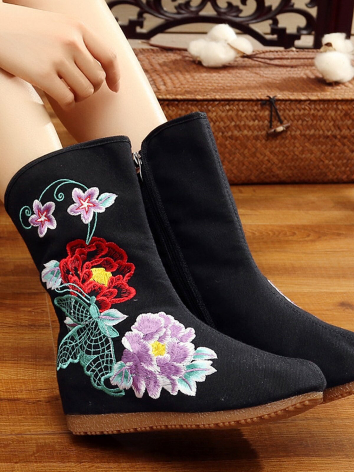 AUTUMN AND WINTER NEW EMBROIDERED BOOTS NATIONAL STYLE INNER HEIGHTENED WOMENS BOOTS OLD BEIJING CLOTH SHOES COW TENDON SOLES LACE-UP BOOTS COTTON SHOES