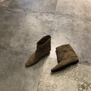 秋冬新款欧美复古风尖头堆堆靴女时尚皮带扣麂皮短靴百搭时装靴