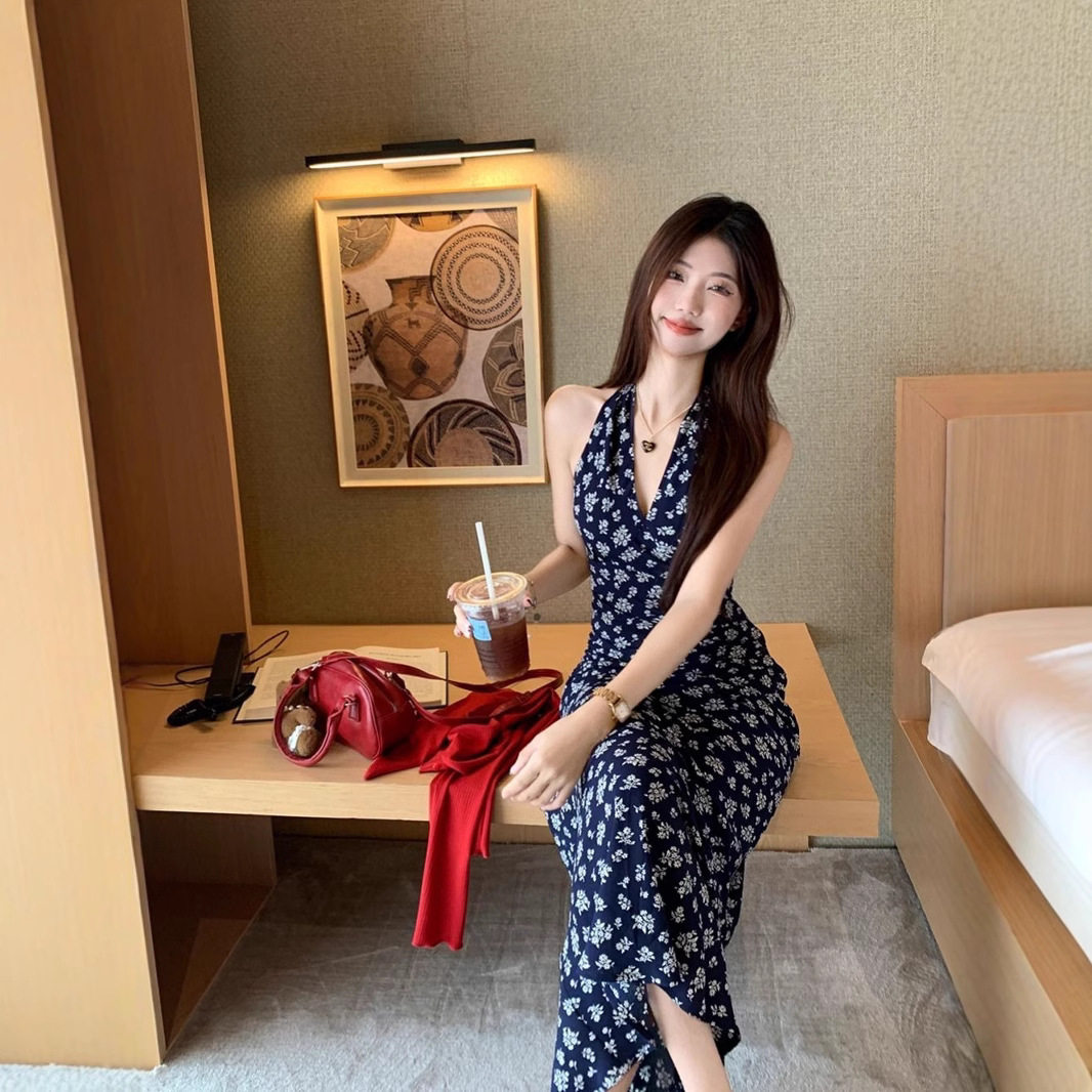 法式复古V领收腰藏蓝色碎花裙挂脖挂脖无袖长款连衣裙女镂空露背