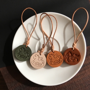 2026马年新款双面植鞣牛皮圆牌包包手账本钥匙挂件挂饰